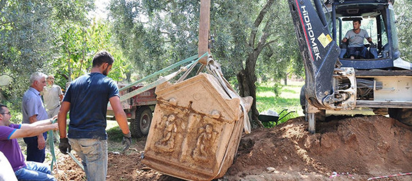 Τρεις αρχαϊκοί τάφοι με ανάγλυφα του Θεού Έρωτα ανακαλύφθηκαν στην Προύσα (φωτό)